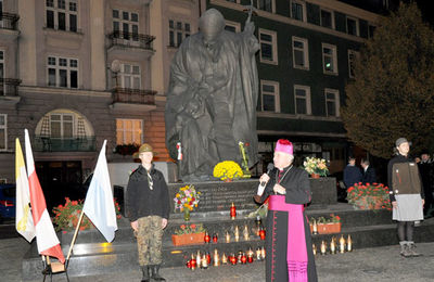 Apel Jasnogórski przy pomniku bł. Jana Pawła II 