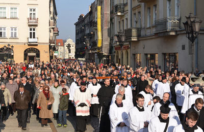 Z krzyżem na ramionach - Kalisz