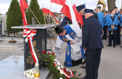 Pamiątkowe tablice i nagrobek proboszczów