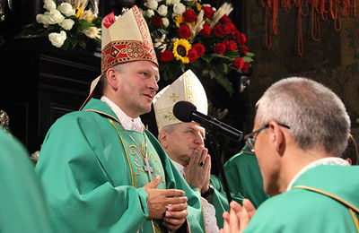 Przed obrazem Pani Jasnogórskiej