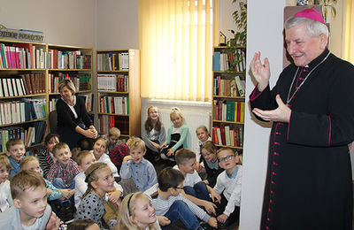 Biskup gościł w bibliotece 