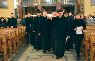 Krzyż na ulicach miasta