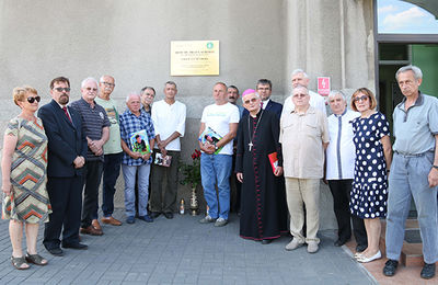 Tablica upamiętniająca założycielkę Ostrów Wielkopolski. 