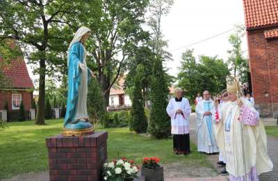 Poświęcenie figury Maryi