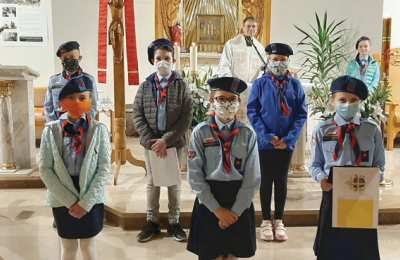 Uczniowie w hołdzie Janowi Pawłowi II