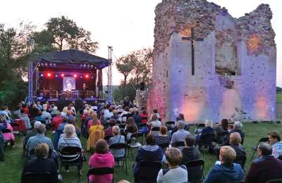 Koncert przy ruinach