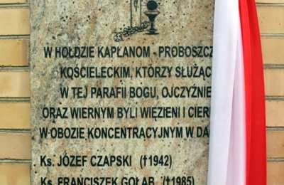 Tablica ku czci więzionych kapłanów