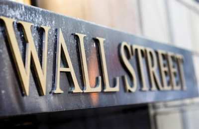 Podpalenia kościołów i dziewczyny krzyczące „Pokaż macicę”. Rola Wall Street  w kształtowaniu „rzeczywistości”