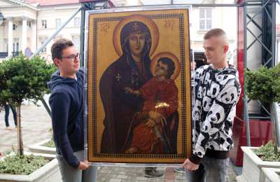 Młodzi przy krzyżu i ikonie