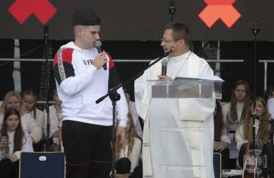 Hej, ziom, obejrzyj się!  A kuku! Właśnie jesteś  na Mszy Świętej!