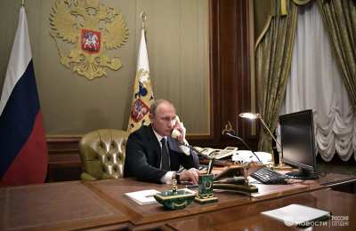 Czy prezydent Francji stalkinguje  prezydenta Rosji?