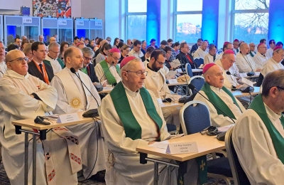 Murem za Mszą Świętą na ołtarzu i niedzielnym stołem ze schabowym i rosołem