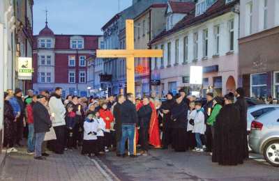 On dźwigał nasze boleści