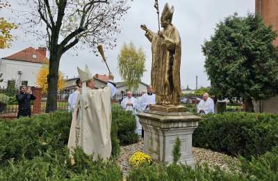 Figura św. Jana Pawła II przed Domem Księży Emerytów
