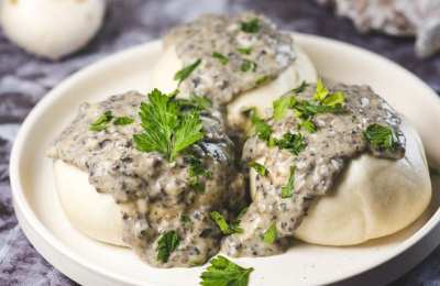 Pampuchy z sosem pieczarkowym