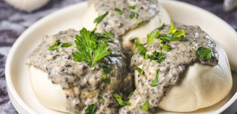 Pampuchy z sosem pieczarkowym