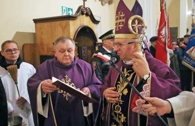 Tablica ku czci wikariusza