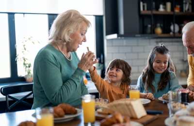 Dlaczego dzieci potrzebują seniorów bardziej niż smartfonów?