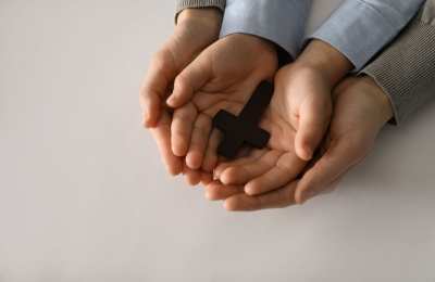 Jak rozmawiać z dziećmi o krzyżu i zaprzyjaźnić  je z ciszą?