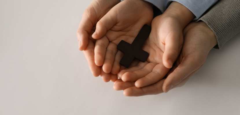 Jak rozmawiać z dziećmi o krzyżu i zaprzyjaźnić  je z ciszą?