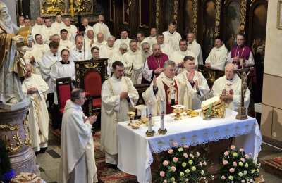 Z pokorą u Twych stóp klękamy