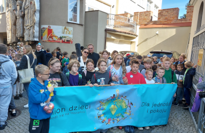 Milion dzieci modli się na różańcu